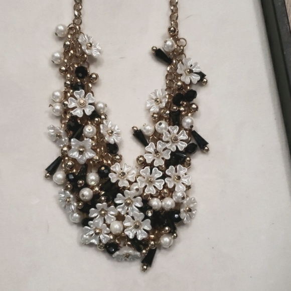 Natasha design with Black beads and White flowers and pearls. - Picture 2 of 6